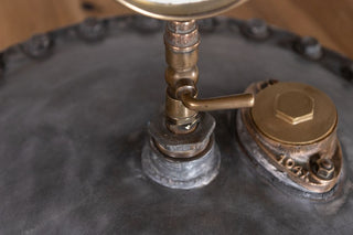 metal-pressure-gauge-close-up