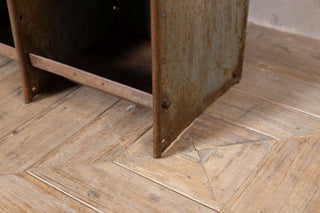 compartment-close-up