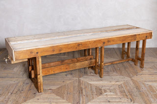 vintage-poseur-hosting-table