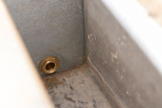 vintage-poseur-hosting-table-close-up-trough