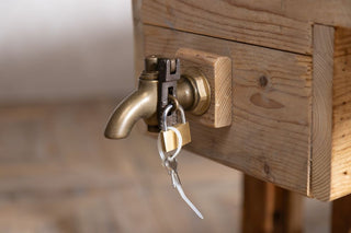 vintage-poseur-hosting-table-close-up-tap