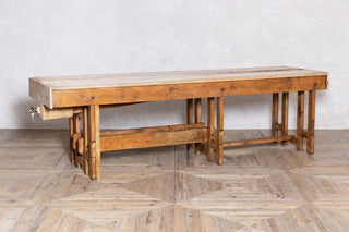 vintage-poseur-hosting-table