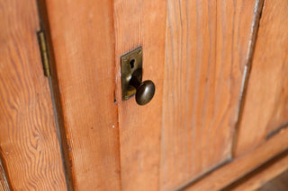large-kitchen-pine-dresser-close-up-handle