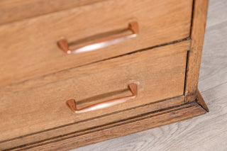 vintage-solid-oak-plan-chest-of-drawers-close-up