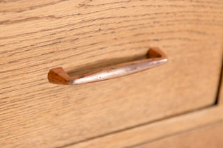 vintage-solid-oak-plan-chest-of-drawers-close-up