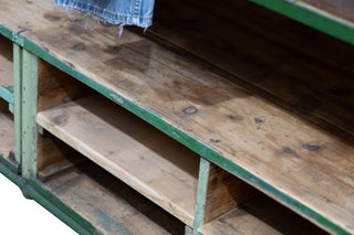 wooden-shelf-close-up