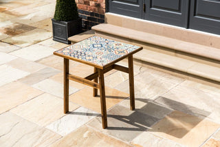 monochrome-table-wooden-leg