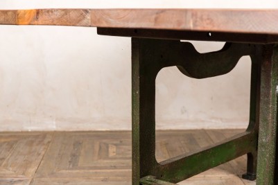 cast-iron-table