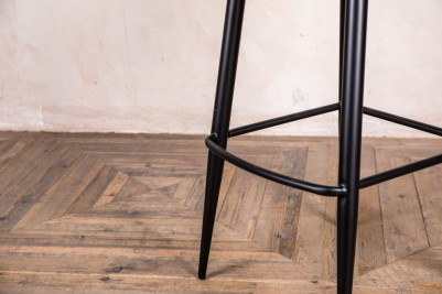 minimalist leg stool