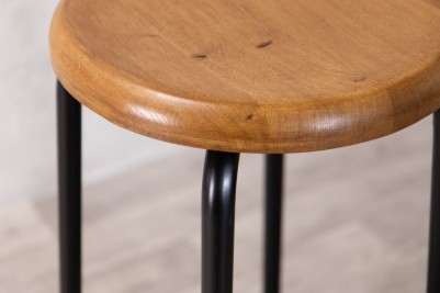 cambridge-industrial-design-bar-stool-seat=leg-detail