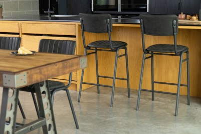 black-stools-at-kitchen-bar