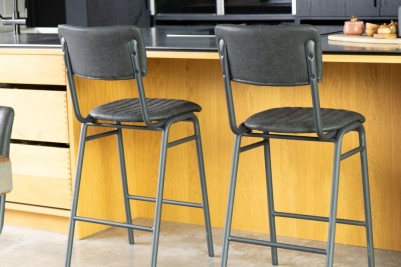 black-stools-at-kitchen-bar