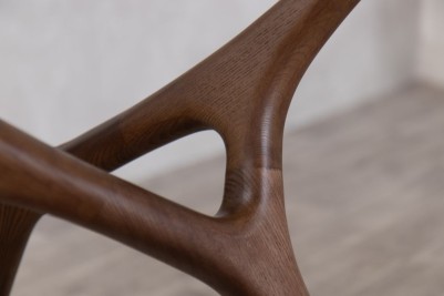 walnut-mulberry-dining-table-close-up