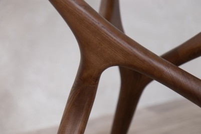 walnut-mulberry-dining-table-close-up