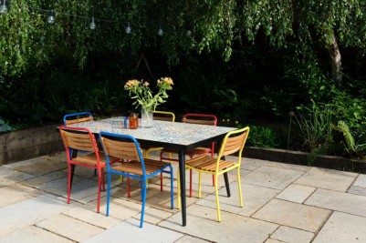 summer-outdoor-chair-range-around-outdoor-table
